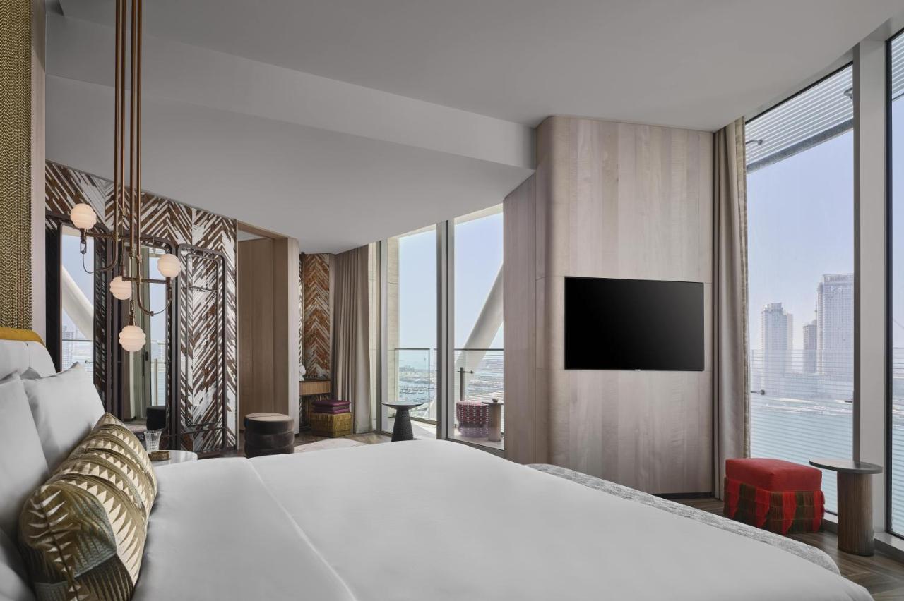 Deluxe King Suite with Sea View and Balcony